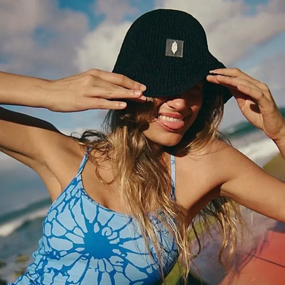 Free People Accessories - NWT Free People Reflective Bell Beanie in Black